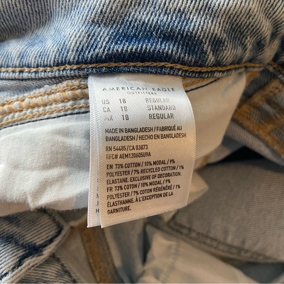 American Eagle Stretch Double Button Distressed Light Wash Jeans 18 - Picture 4 of 4